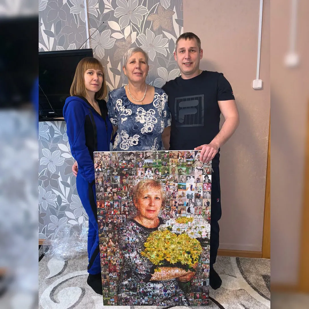 Семья вручает маме фотомозаику с её портретом