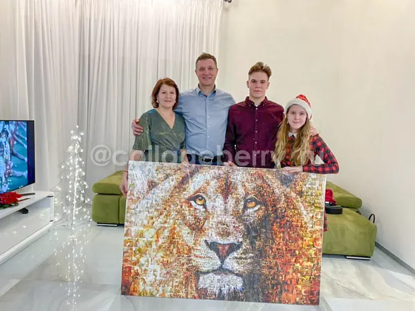 Клиент с картиной из фотографий